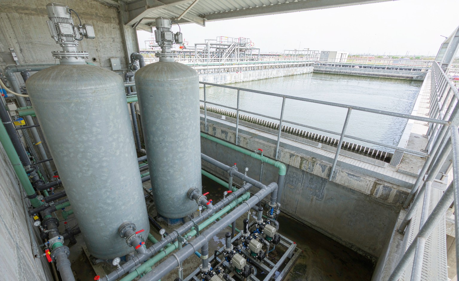 工业废水处理站总排口明渠流量槽与不锈钢取样管